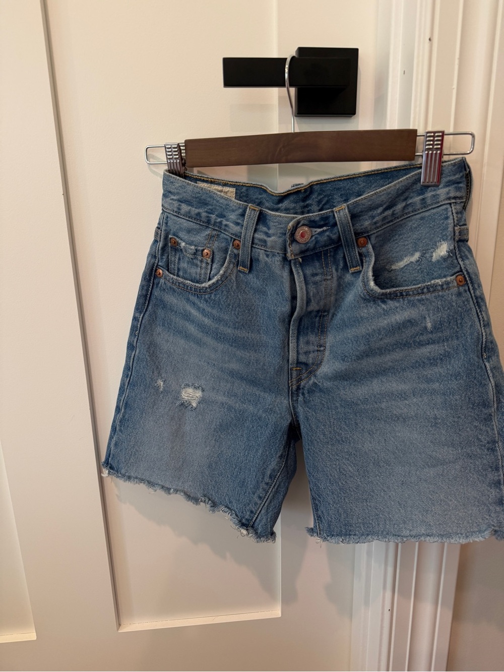Levi’s Mid-Thigh
